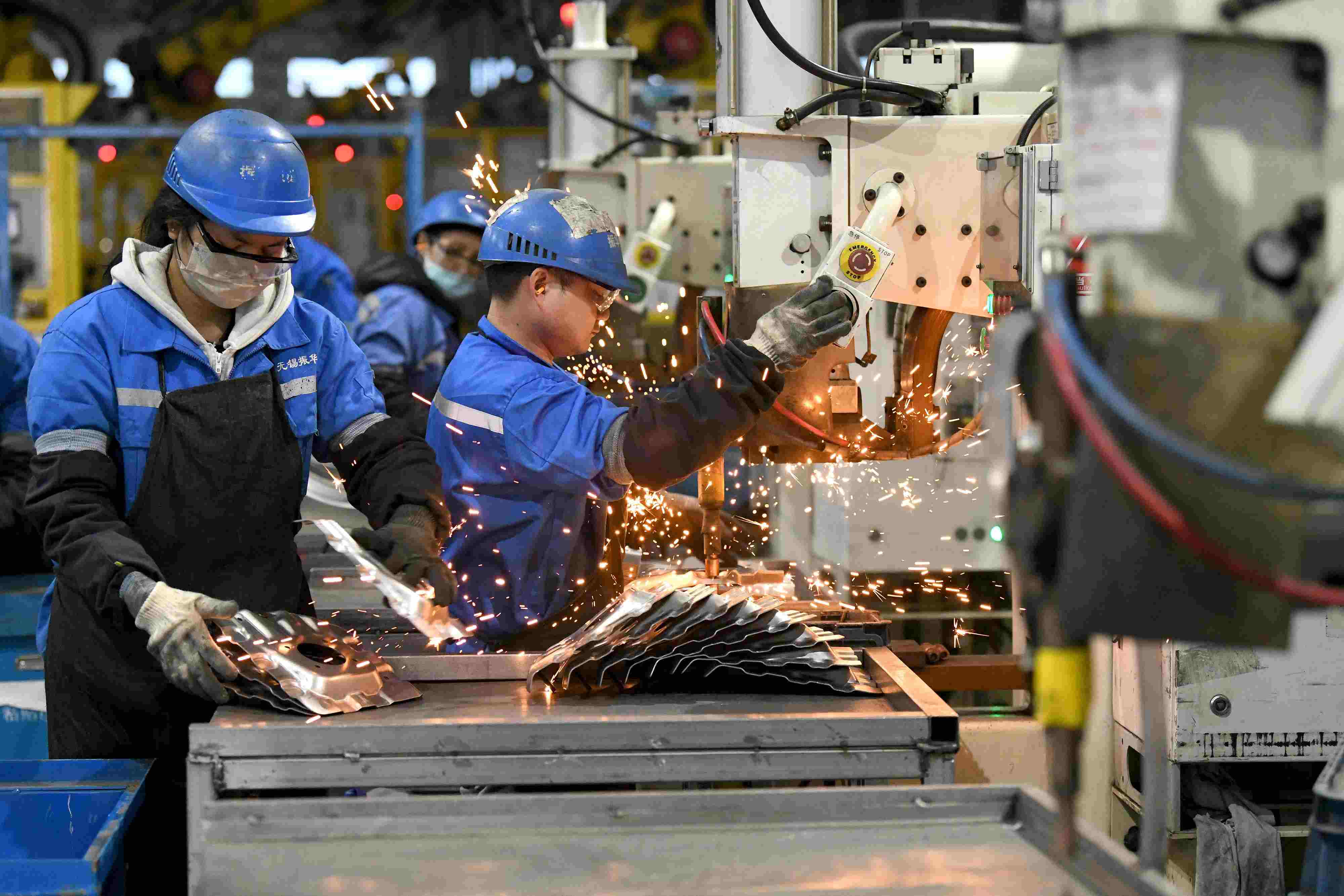 2023年2月7日，福建省寧德市蕉城區(qū)一家汽車(chē)零部件生產(chǎn)企業(yè)的生產(chǎn)線(xiàn)上一派繁忙景象。