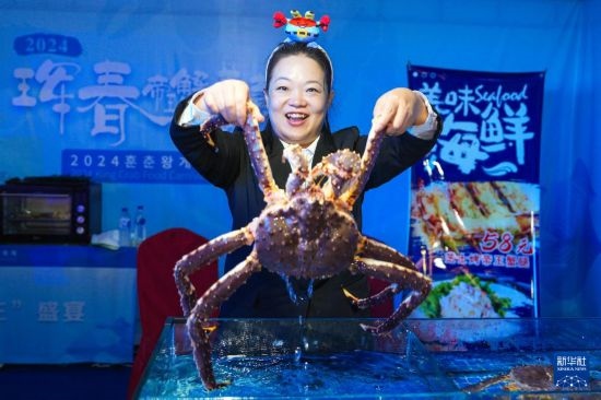 9月19日，在吉林省琿春市，商家在展示售賣的帝王蟹。新華社記者 許暢 攝