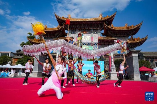 10月19日，四川師范大學(xué)舞龍隊(duì)在傳統(tǒng)舞龍項(xiàng)目中比賽，最終他們獲得該項(xiàng)目銀獎(jiǎng)。