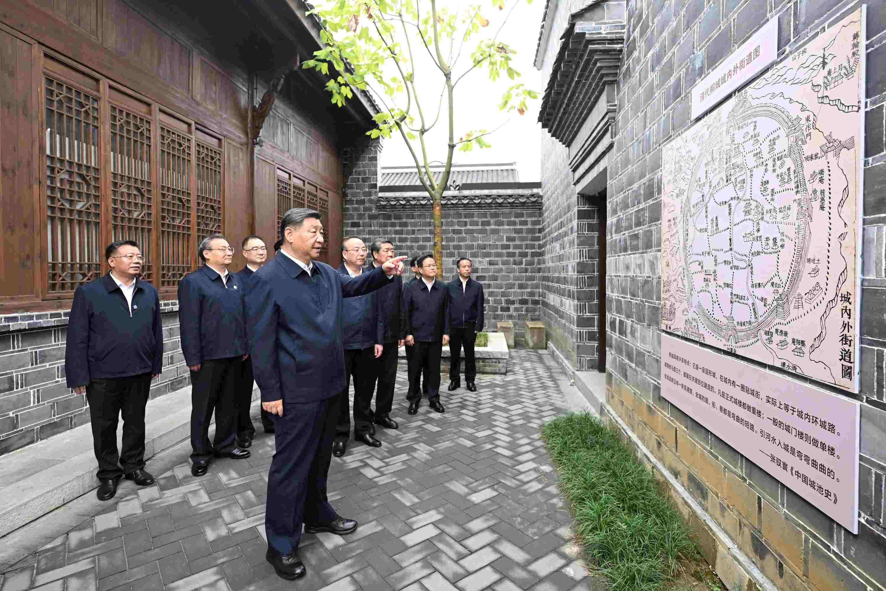 △2024年10月17日，習(xí)近平總書記在安徽省安慶桐城市六尺巷考察。