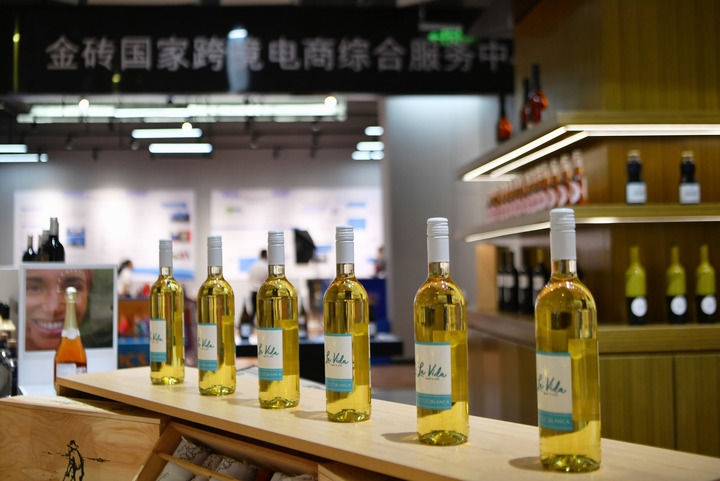 這是位于廈門的金磚國家商品服務(wù)中心內(nèi)展示的商品（2022年6月23日攝）。中心將經(jīng)貿(mào)合作與跨境電商有機結(jié)合，通過專題推廣、直播帶貨等各種線上線下銷售渠道，促進金磚國家優(yōu)質(zhì)產(chǎn)品對接中國市場，共同把握發(fā)展機遇。新華社記者 魏培全 攝