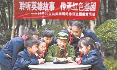 圖為89歲的抗美援朝老兵楊克美在向孩子們講述英雄故事。徐偉攝