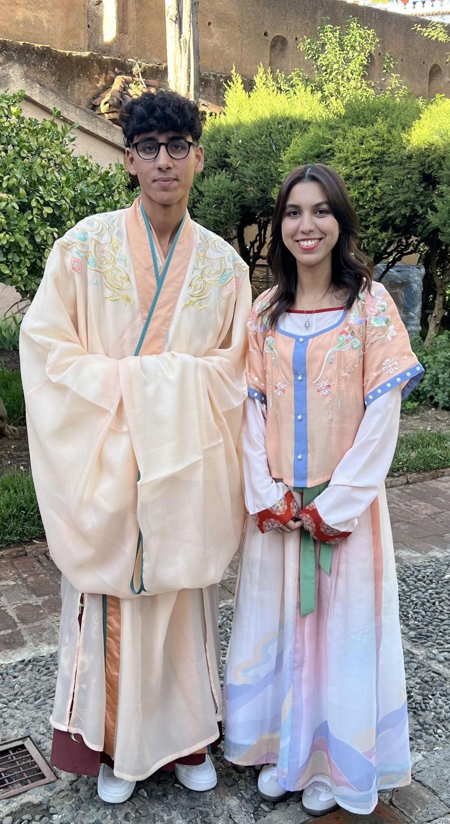 兩位青年試穿中國(guó)古代服裝。拉巴特中國(guó)文化中心供圖