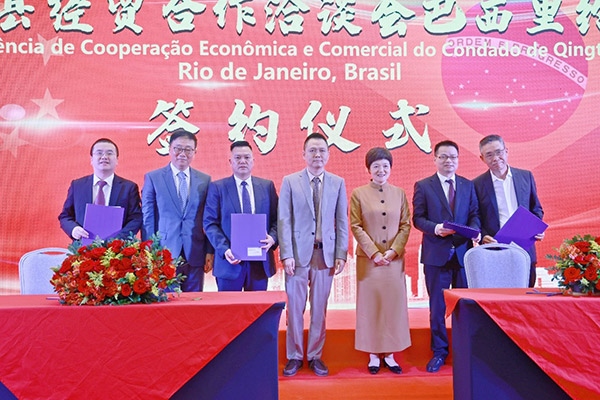 企業(yè)家在活動現(xiàn)場參與項目簽約儀式。人民網(wǎng)記者 陳海琪攝