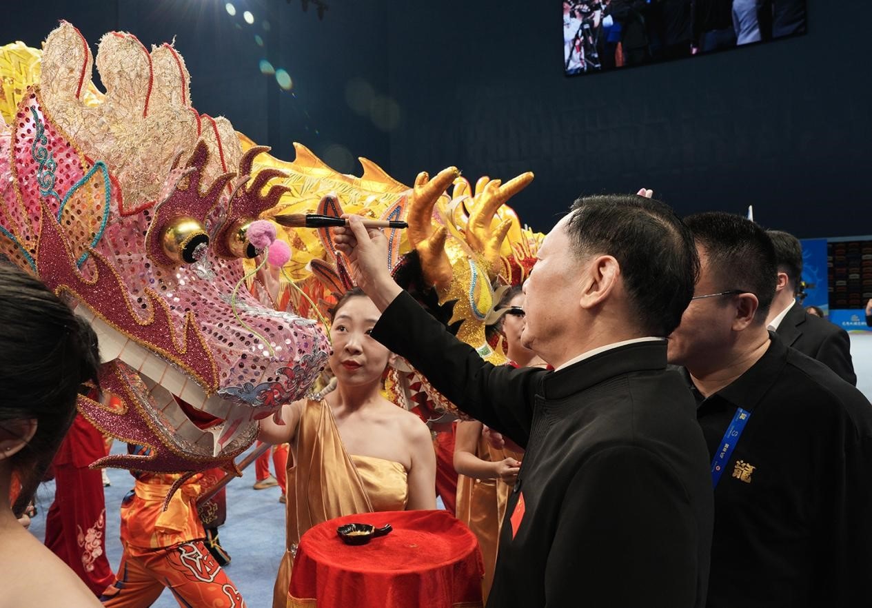 出席開賽儀式的領(lǐng)導(dǎo)及嘉賓共同為參賽龍獅隊點睛。（受訪者供圖）