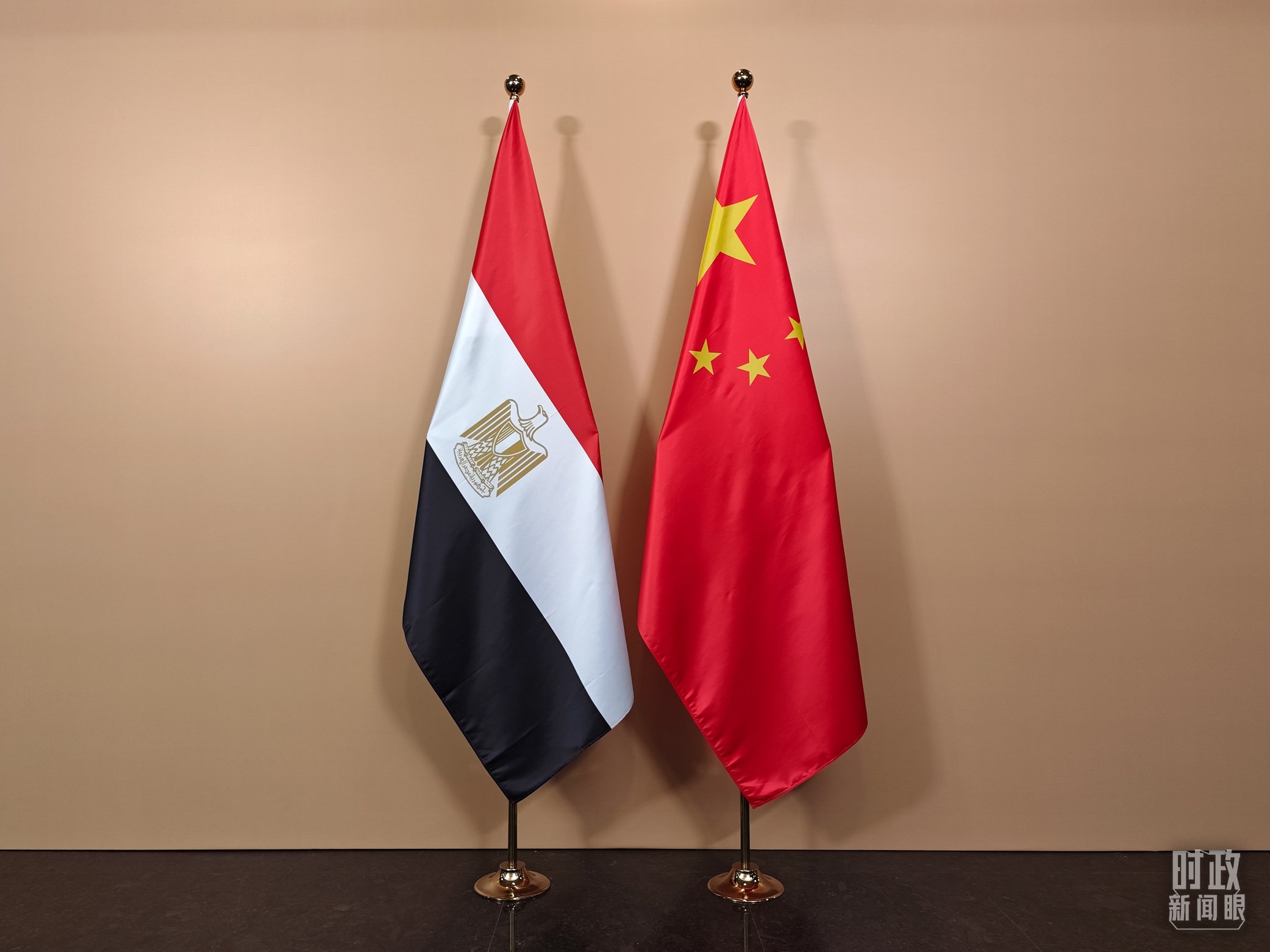 △ 會見廳外的中國埃及兩國國旗。（總臺央視記者彭漢明拍攝）