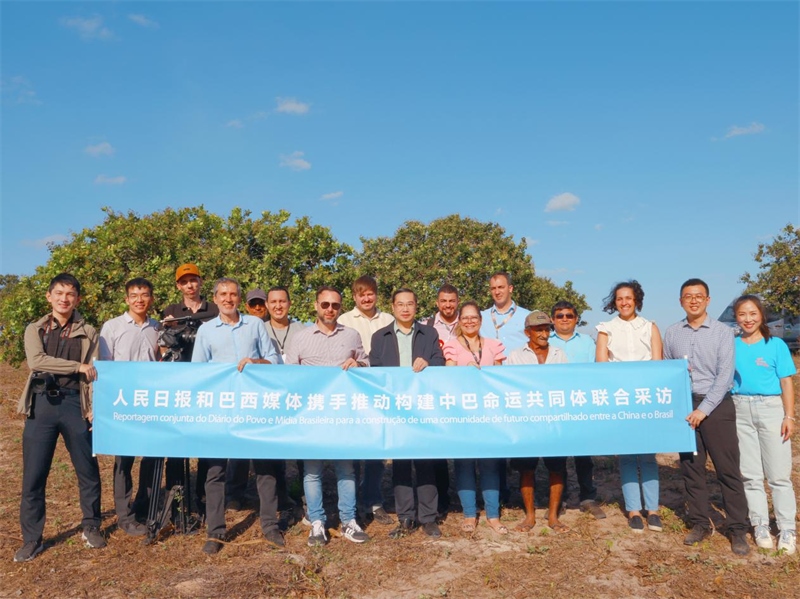 當?shù)貢r間10月24日至25日，人民日報社攜手巴西主流媒體在巴西東北部北里奧格蘭德州開展聯(lián)合采訪，拉開了以“攜手推動構(gòu)建中巴命運共同體”為主題的人民日報和巴西媒體聯(lián)合采訪序幕。圖為參加聯(lián)合采訪的中巴兩國記者與受益于中國企業(yè)扶貧項目的若昂卡馬拉市民眾合影。 人民日報和巴西媒體聯(lián)合采訪團供圖