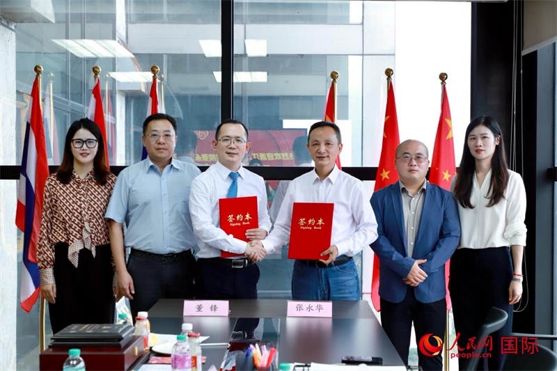 會談現(xiàn)場。左三為泰中僑商聯(lián)合會副主席董峰；右三為浙江大學(xué)光華法學(xué)院黨委書記張永華。人民網(wǎng)記者 簡承淵攝