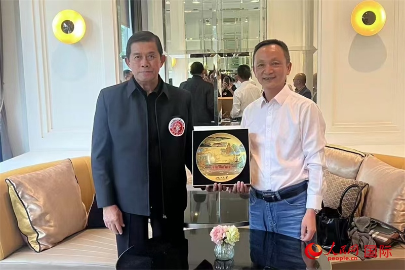 泰中友好協(xié)會會長、泰國前副總理功·塔帕朗西（左一）會見浙大團(tuán)組一行。人民網(wǎng)記者 簡承淵攝