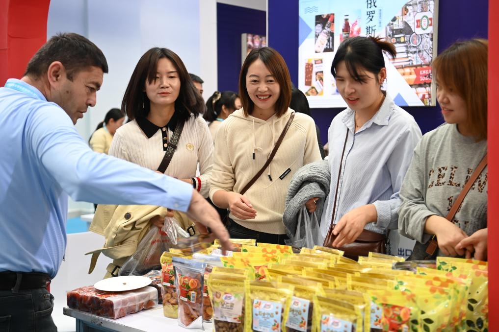 10月25日，觀眾在楊凌農(nóng)高會上合組織國家農(nóng)業(yè)展區(qū)了解農(nóng)產(chǎn)品。新華社記者 鄒競一 攝