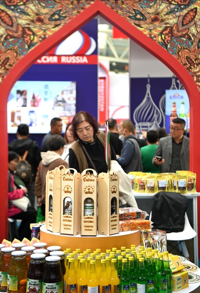 10月25日，觀眾在楊凌農(nóng)高會上合組織國家農(nóng)業(yè)展區(qū)了解農(nóng)產(chǎn)品。新華社記者 鄒競一 攝