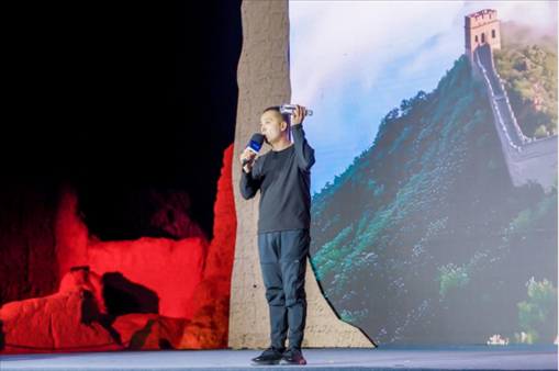 李剛在“何以中國·五星出東方”網(wǎng)絡(luò)主題宣傳活動現(xiàn)場演講。人民視頻供圖