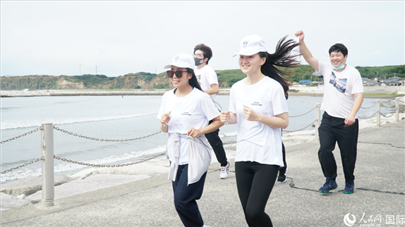 中日青年沿著海岸線奔跑前行。人民網(wǎng) 蔣曉辰攝