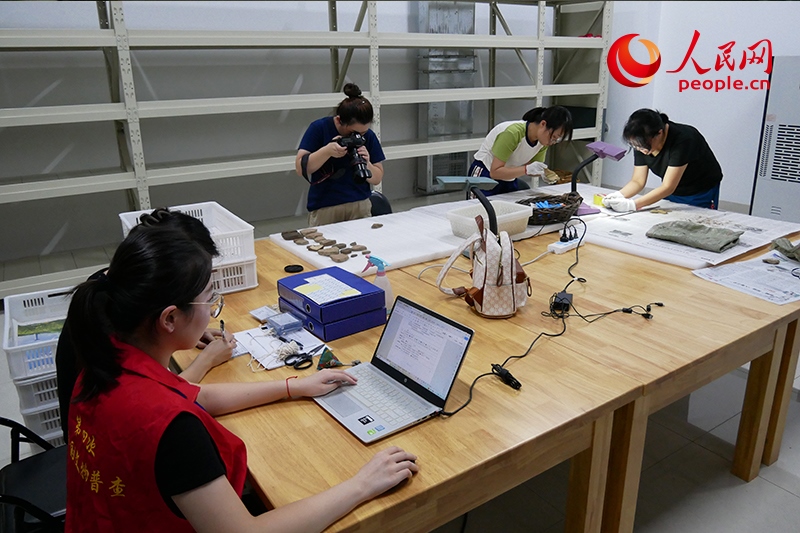 普查隊員們正在庫房內(nèi)工作。人民網(wǎng)記者 韋衍行攝