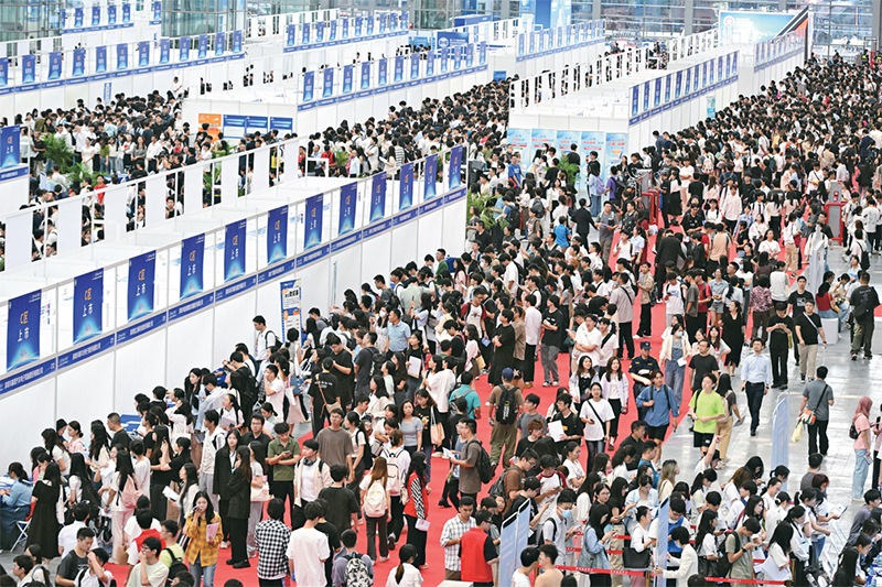 2024年10月12日，第28屆全國高校畢業(yè)生秋季就業(yè)雙選會在深圳會展中心舉辦。圖為雙選會現(xiàn)場。 中新社記者 陳文/攝