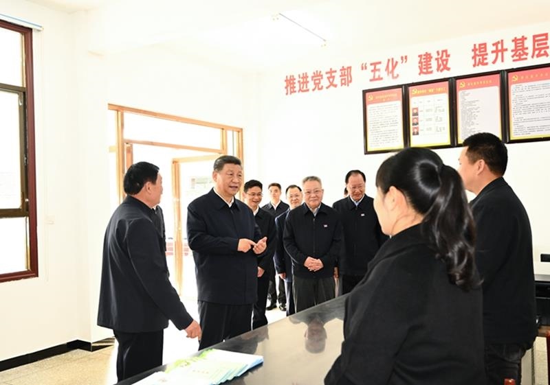 △2024年3月19日，習(xí)近平總書記在湖南省常德市鼎城區(qū)謝家鋪鎮(zhèn)港中坪村黨群服務(wù)中心了解當(dāng)?shù)貫榛鶎訙p負(fù)、提升基層治理效能等情況。