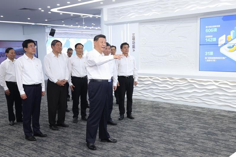 △2024年10月16日，習(xí)近平總書記在中國（福建）自由貿(mào)易試驗(yàn)區(qū)廈門片區(qū)參觀自由貿(mào)易試驗(yàn)區(qū)建設(shè)成果展。