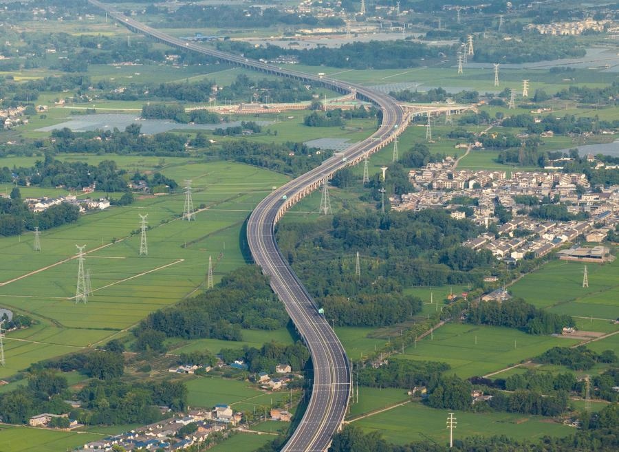 俯瞰四川天府新區(qū)至邛崍高速公路一角（2024年7月2日攝，無人機(jī)照片）。新華社記者 江宏景 攝