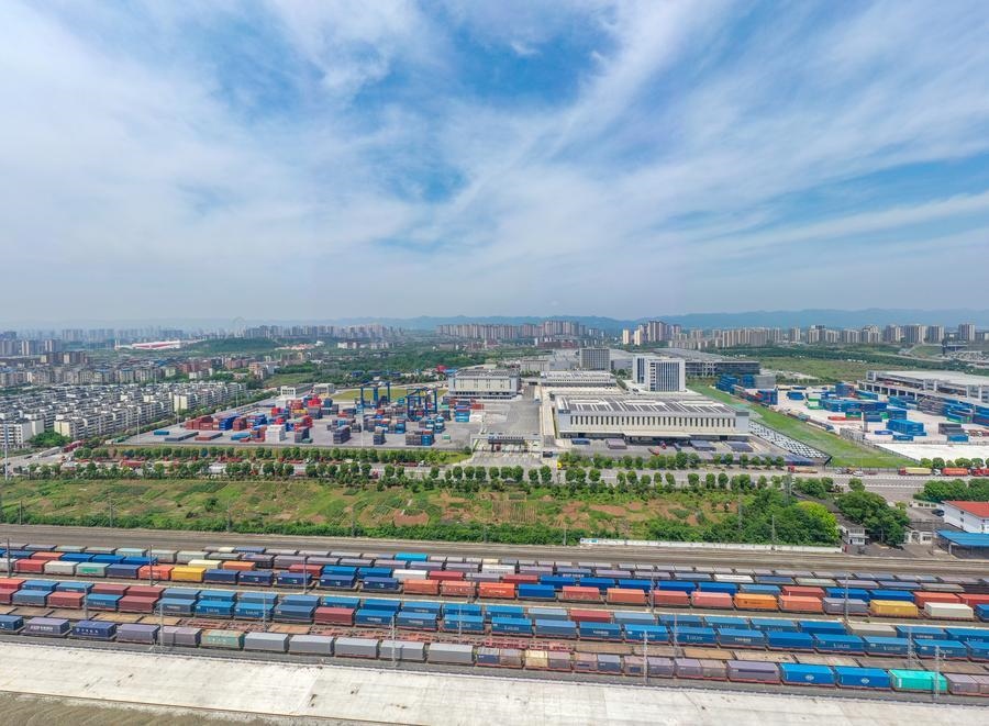 這是2024年5月5日在重慶國際物流樞紐園區(qū)拍攝的興隆場編組站和陸海新通道重慶無水港（無人機(jī)照片）。 新華社記者 黃偉 攝
