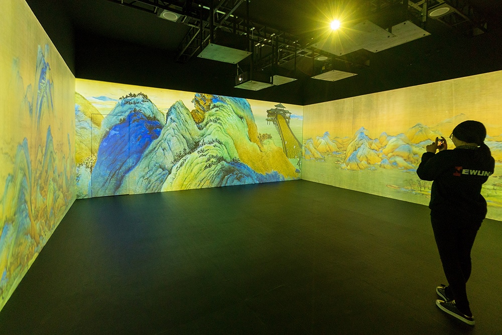 2019年1月29日，上海，市民在“千里江山圖科技藝術(shù)展”上參觀北宋名畫《千里江山圖》的AR全景展示并打卡拍照。