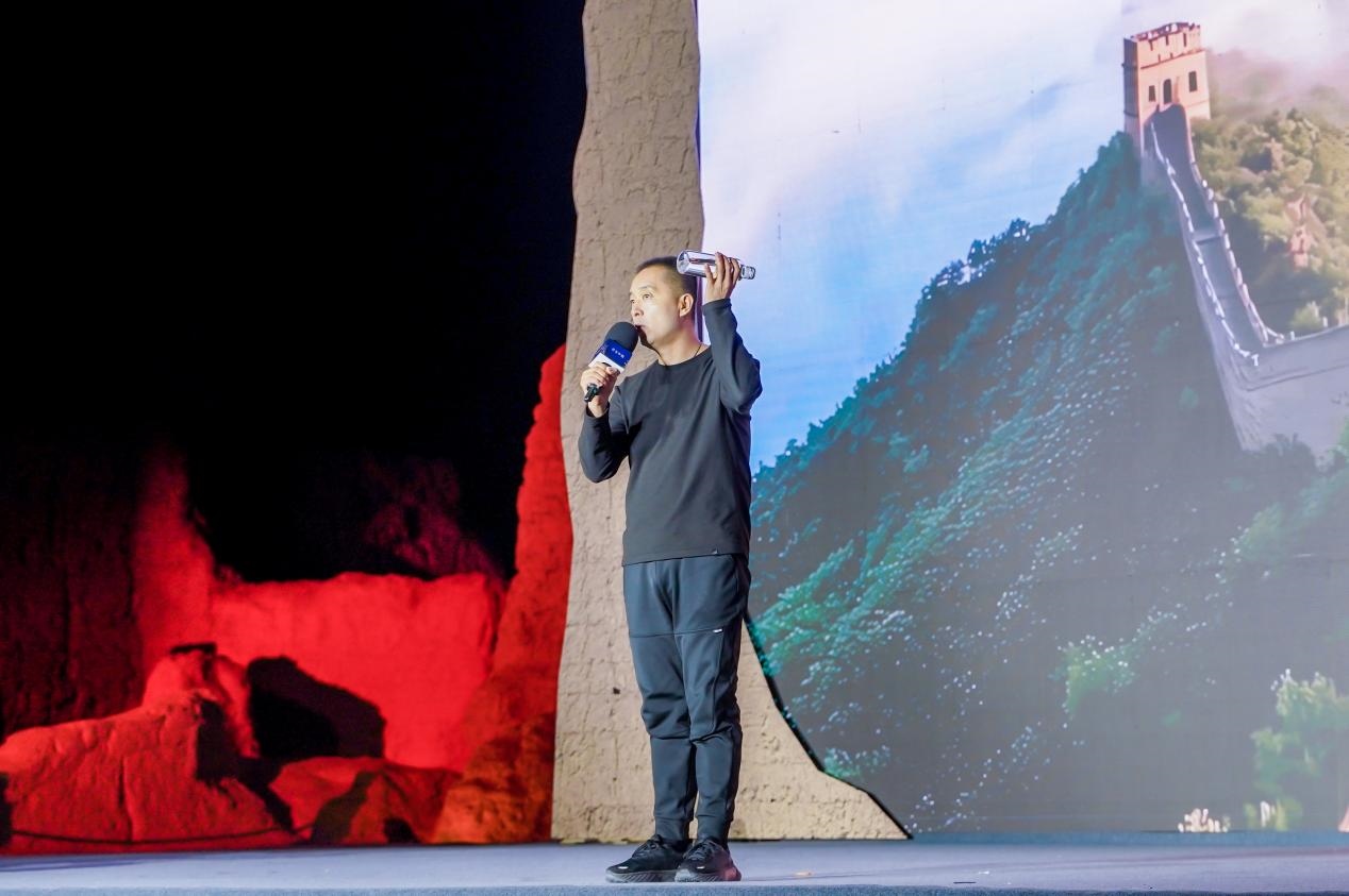 李剛在“何以中國·五星出東方”網(wǎng)絡(luò)主題宣傳活動現(xiàn)場演講。人民視頻供圖