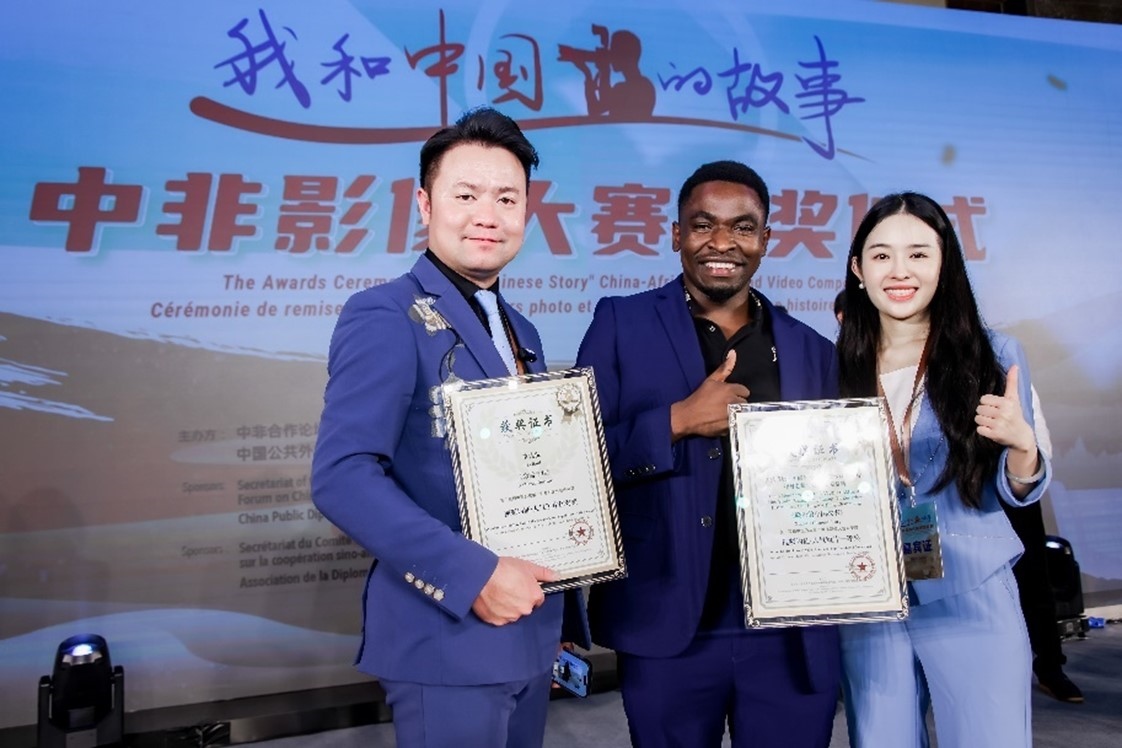 王曉樂（中）與其他嘉賓合影。主辦方供圖
