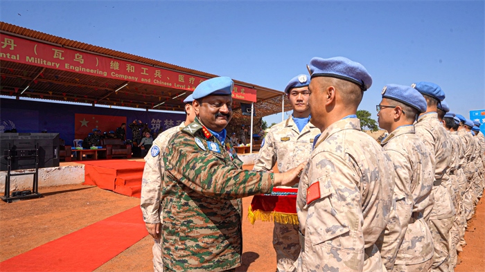 聯(lián)南蘇團部隊司令莫漢中將為維和官兵授勛。秦貴君攝