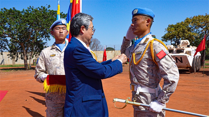 中國駐南蘇丹大使馬強為維和官兵授勛。謝坤攝