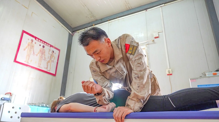 體驗(yàn)中醫(yī)推拿。王軍杰攝