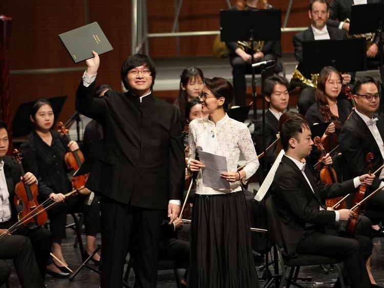小澤征良向俞潞贈(zèng)送小澤征爾使用過(guò)的《第五交響曲》樂(lè)譜。演出方供圖