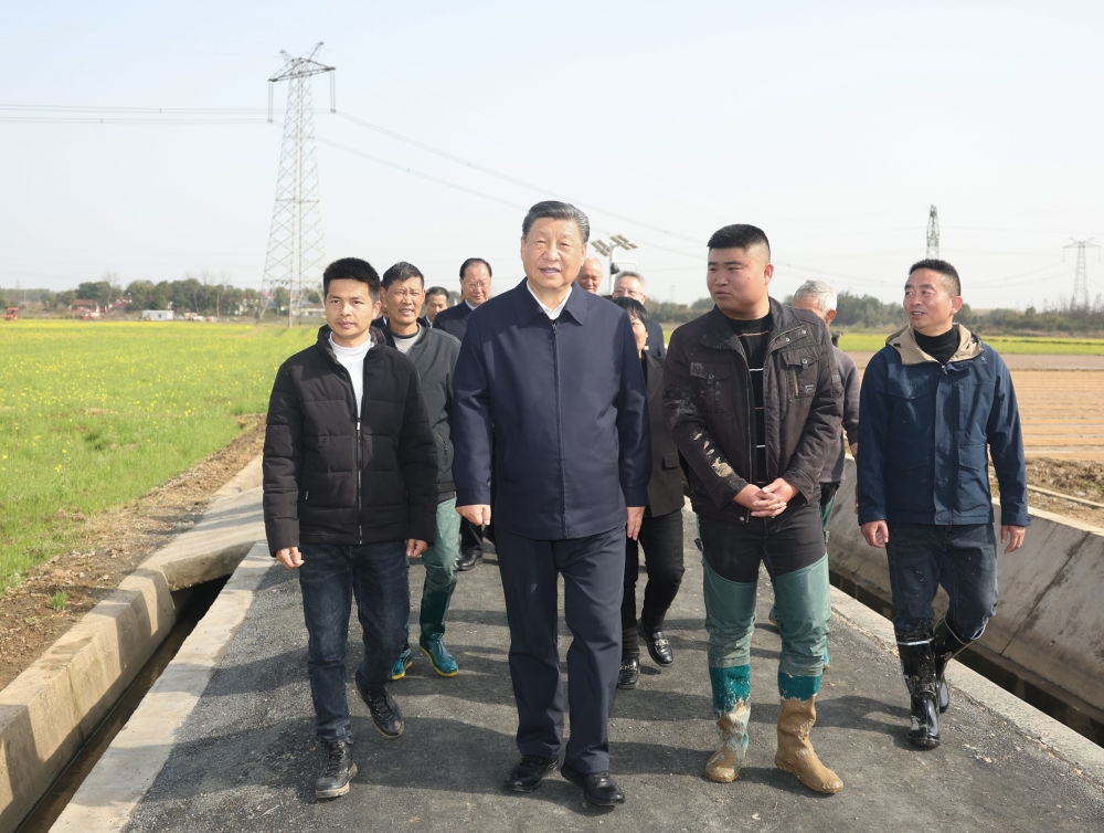 2024年3月19日，習(xí)近平在湖南省常德市鼎城區(qū)謝家鋪鎮(zhèn)港中坪村，同種糧大戶、農(nóng)技人員、基層干部親切交流。習(xí)近平強(qiáng)調(diào)：“要建設(shè)好高標(biāo)準(zhǔn)農(nóng)田，推行適度規(guī)模經(jīng)營，加強(qiáng)政策支持和示范引領(lǐng)，加大良種、良機(jī)、良法推廣力度，在精耕細(xì)作上下功夫，進(jìn)一步把糧食單產(chǎn)和品質(zhì)提上去，讓種糧也能夠致富，進(jìn)而吸引更多農(nóng)戶參與發(fā)展現(xiàn)代化大農(nóng)業(yè)，真正把中國特色農(nóng)業(yè)現(xiàn)代化之路走穩(wěn)走扎實(shí)?！? width=