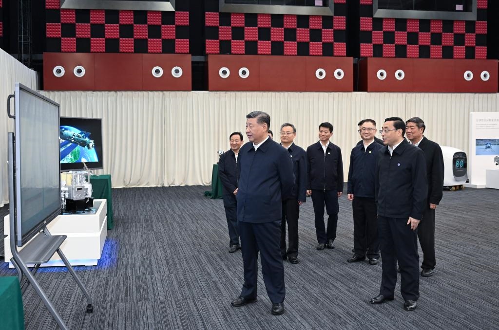 2024年10月17日，習(xí)近平總書(shū)記在合肥濱湖科學(xué)城察看安徽省重大科技創(chuàng)新成果集中展示。新華社記者 謝環(huán)馳 攝