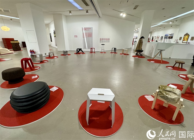 11月8日，瑞士經(jīng)典設(shè)計(jì)展現(xiàn)場(chǎng)。（人民網(wǎng) 謝瑩攝）