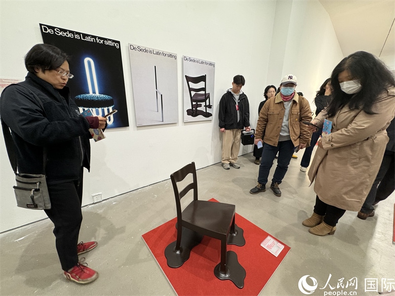 11月8日，觀眾在“瑞士經(jīng)典設(shè)計(jì)展”作品前駐足欣賞。（人民網(wǎng) 謝瑩攝） 