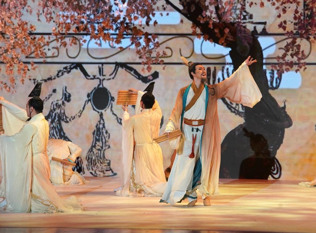 11月6日，演職人員在表演民族舞劇《孔子》片段。新華社記者 張晨霖 攝