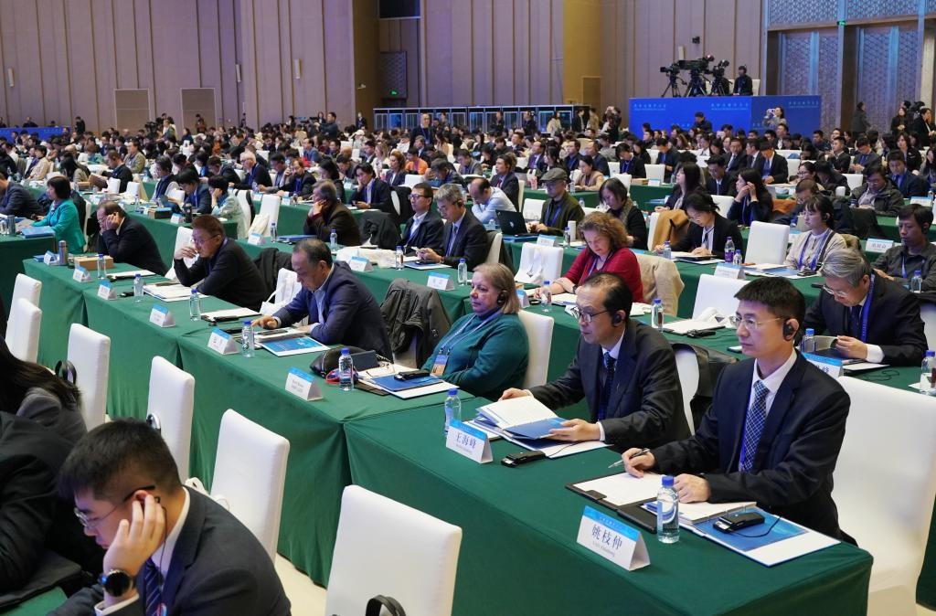 11月7日，中外嘉賓在首屆世界古典學大會開幕式現(xiàn)場聽會。新華社記者 張晨霖 攝