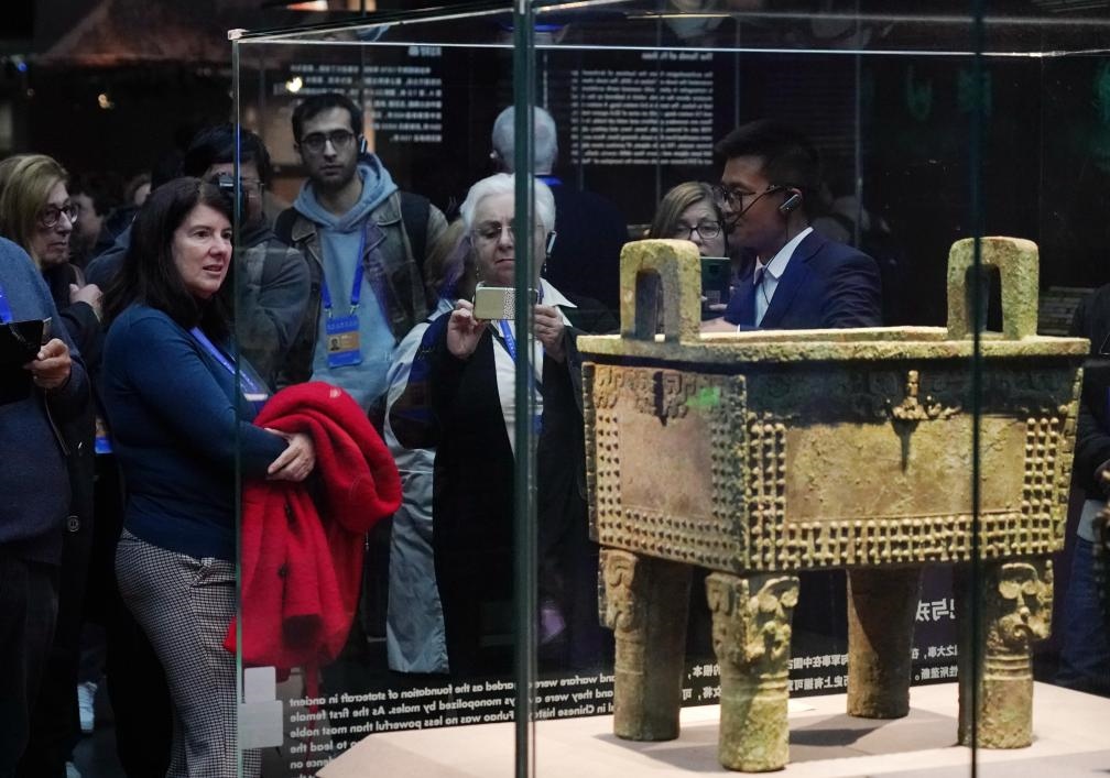 11月6日，中外嘉賓來到中國考古博物館參觀“考古與中華文明溯源展”。該展是本屆世界古典學大會推出的配套活動之一。新華社記者 張晨霖 攝