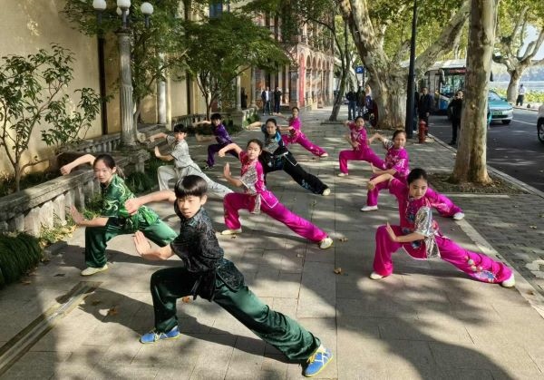 杭州市陳經(jīng)綸體校武術(shù)隊(duì)學(xué)生們展示中華武術(shù)。 人民網(wǎng)記者 楊磊攝