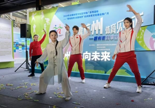 三位奧運(yùn)冠軍進(jìn)行陳式太極拳表演。 人民網(wǎng)記者 楊磊攝