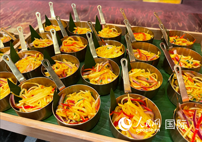 馬來西亞美食節(jié)現(xiàn)場(chǎng)準(zhǔn)備的美食。人民網(wǎng) 王婧攝