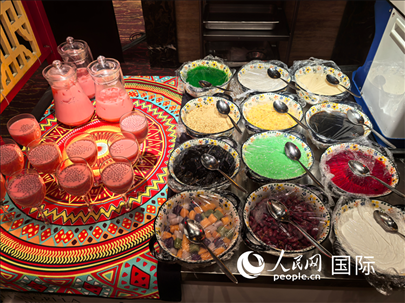 馬來西亞美食節(jié)現(xiàn)場(chǎng)準(zhǔn)備的美食。人民網(wǎng) 楊春燕攝