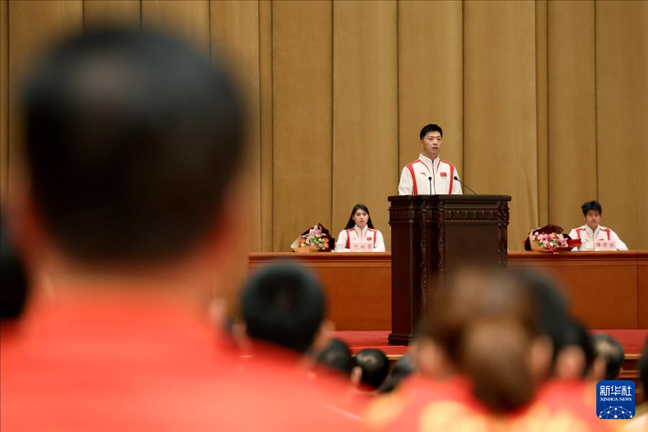 11月15日，乒乓球運動員馬龍（中）在報告會上發(fā)言。新華社記者 李明 攝