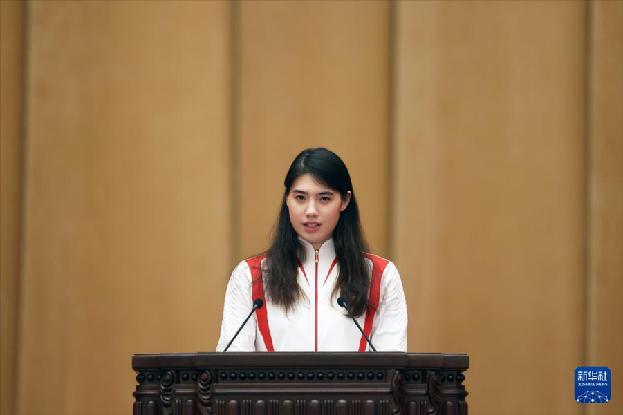11月15日，游泳運動員張雨霏在報告會上發(fā)言。新華社記者 李明 攝