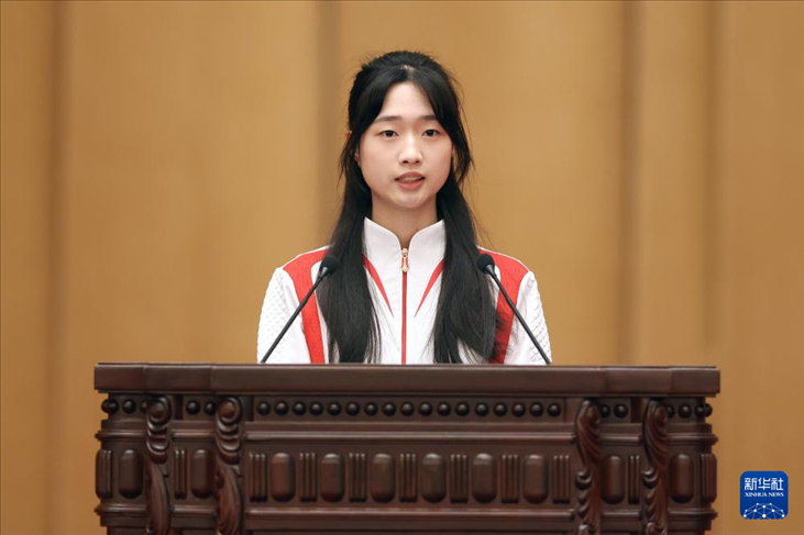 11月15日，射擊運動員黃雨婷在報告會上發(fā)言。新華社記者 李明 攝