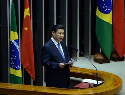 2014年7月16日，國(guó)家主席習(xí)近平在巴西國(guó)會(huì)發(fā)表《弘揚(yáng)傳統(tǒng)友好共譜合作新篇》的演講。 新華社記者 劉建生 攝