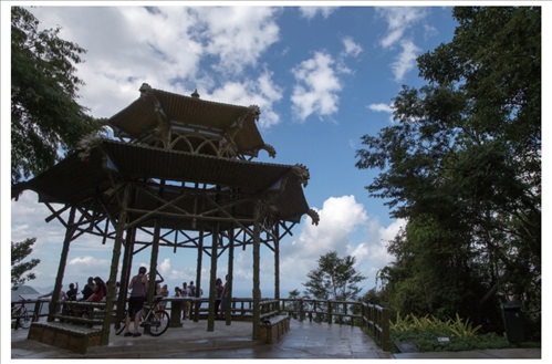 在巴西里約熱內(nèi)盧市內(nèi)的蒂茹卡國(guó)家森林公園里，有一座風(fēng)光獨(dú)一無(wú)二的觀景臺(tái)，名為“中國(guó)亭”，是為紀(jì)念曾經(jīng)在這里種植茶葉的中國(guó)茶農(nóng)而修建，如今已成為當(dāng)?shù)氐闹坝^。（圖源：新華社）
