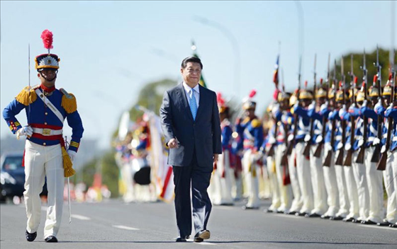 當(dāng)?shù)貢r(shí)間2014年7月17日，國(guó)家主席習(xí)近平在巴西利亞出席時(shí)任巴西總統(tǒng)舉行的歡迎儀式。 新華社記者謝環(huán)馳攝