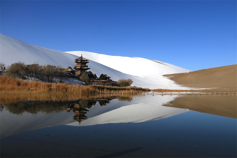 鳴沙山月牙泉景區(qū)雪景。敦煌市委宣傳部供圖，張曉亮攝