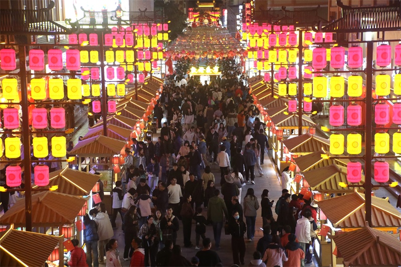敦煌夜市。敦煌市委宣傳部供圖，張曉亮攝