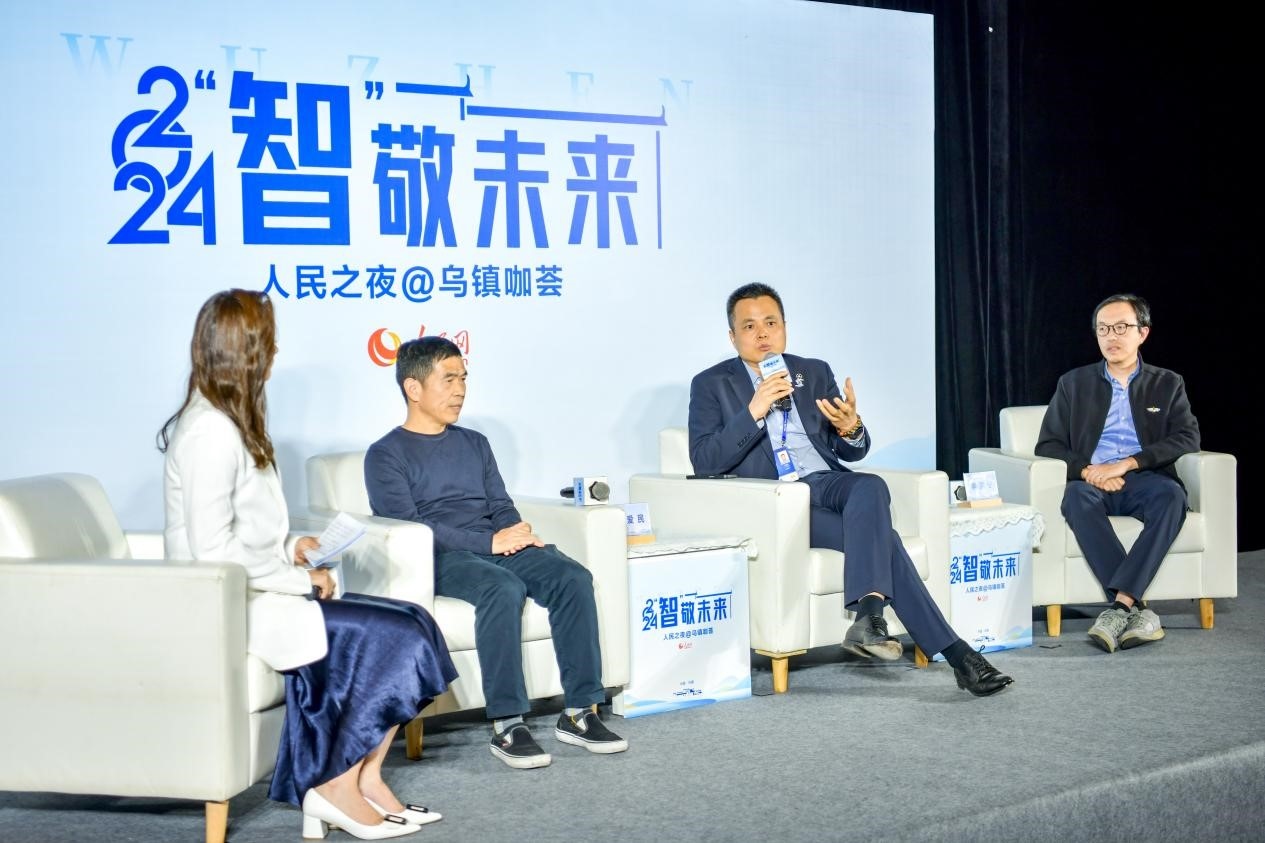 在對話環(huán)節(jié)，之江實驗室高級研究專家潘愛民、伏羲智庫創(chuàng)始人李曉東、麒麟軟件副總經(jīng)理李震寧探討“‘百模大戰(zhàn)’將卷向何方”。人民網(wǎng)記者 任峰濤攝